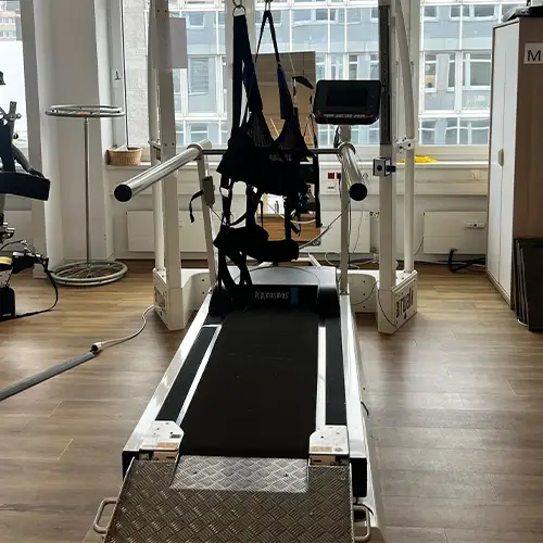 Physiotherapieraum mit Gangtrainer und Blick auf Fenster nach draußen