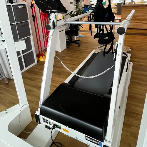 Physiotherapie-Raum mit Gangtrainer im Vordergrund