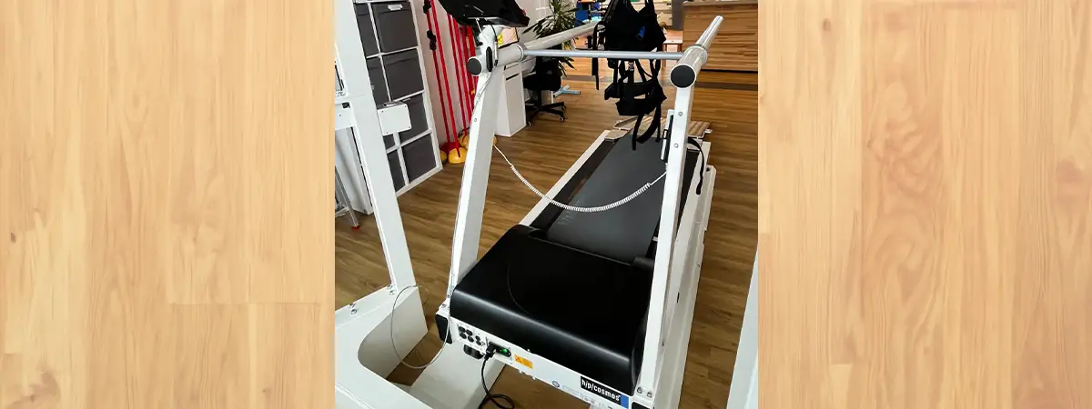 Physiotherapie-Raum mit Gangtrainer im Vordergrund