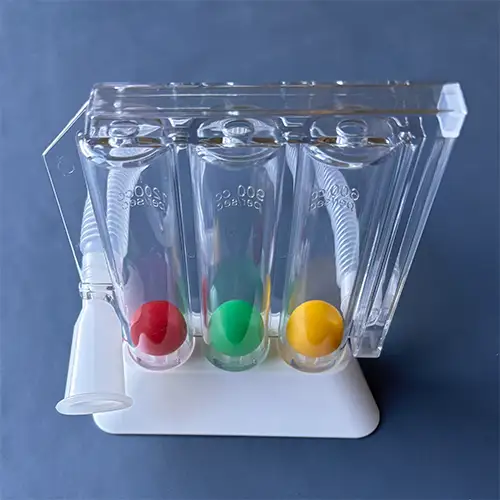 Ein Foto eines Atemtrainingsgeräts mit drei Kugeln.