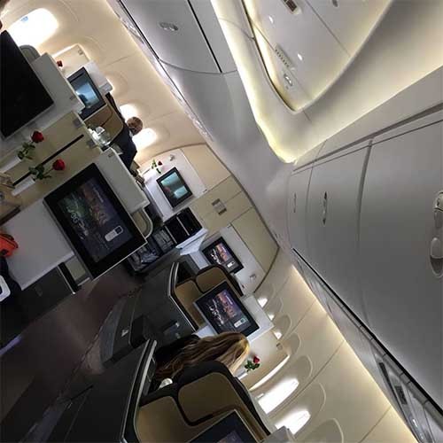 Man sieht den Innenraum der First-/Business-Class eines Flugzeuges 