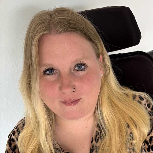 Portrait-Foto von SMA-Patientin und SMAlltalk Redaktionsmitglied Sandra.