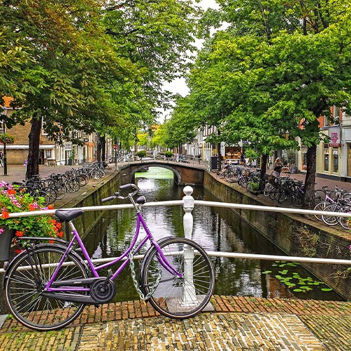 Fahrrad steht auf einer Kanalbrücke in Holland