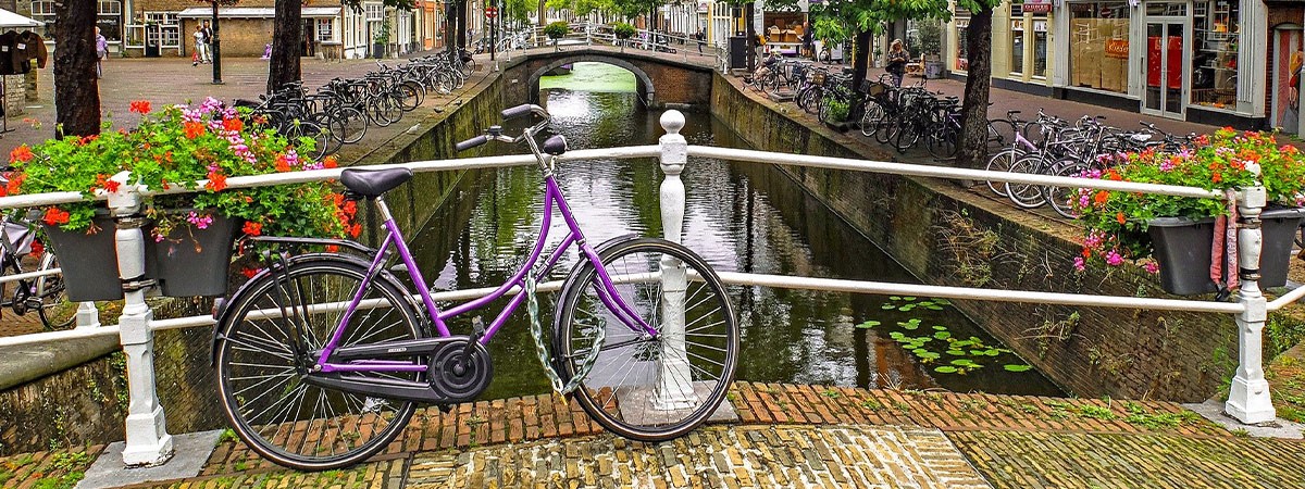 Fahrrad steht auf einer Kanalbrücke in Holland