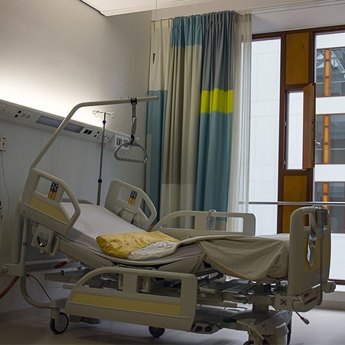 Ein Patienten-Bett in einem Krankenhauszimmer.