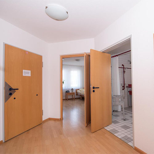 Flur einer barrierefreien Wohnung mit Schiebetüren, Falttüren und Raumspartüren