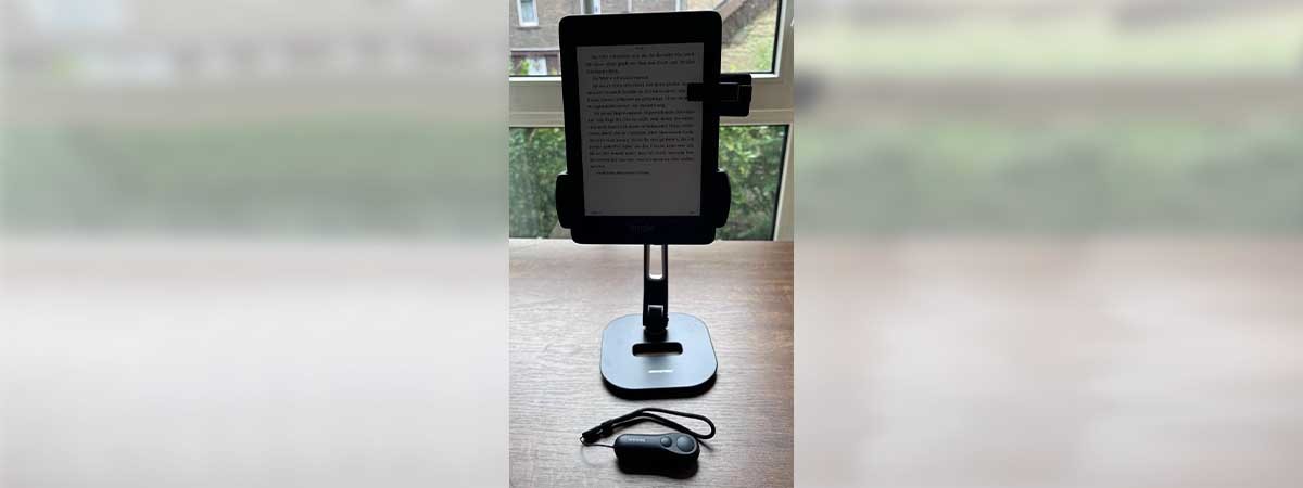 Ein digitales Lesegerät und eine Fernbedienung zum Umblättern zum Lesen auf dem Tablet oder E-Reader