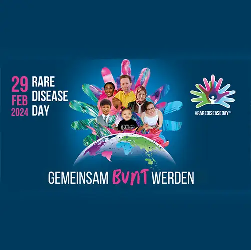 Offizielles Poster des Rare Disease Day, auf dem neben dem Logo und dem Datum der Schriftzug „Gemeinsam bunt werden“ abgebildet ist. In der Mitte des Posters sind Fotos von verschiedenen Menschen über der schematischen Abbildung der Weltkugel mit den verschiedenen Kontinenten.  